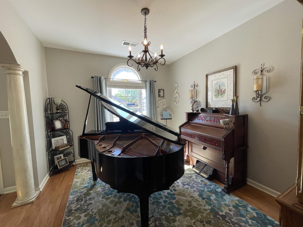 MollyP901's tweet photo. 6124 Aubrey Ranch Dr, Arlington, TN, 38002
4 bed | 3 bath 2898 Sq. Ft.
Active | 480000
https://t.co/Qw6aCieQLj
Professional pictures &amp; video coming soon! Beautiful Arlington home is move-in ready! This 2 story brick home features classic architecture &amp; a spacious driveway... https://t.co/7wffYk8TNt