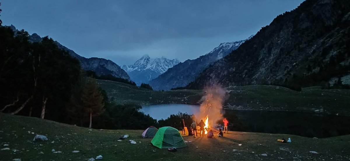 The_North_Blood's tweet photo. Grey sky, quiet lake, and a heart that finally slows down.
#KutwalLake #HaramoshValley #Gilgit https://t.co/5gEjzwlklW
