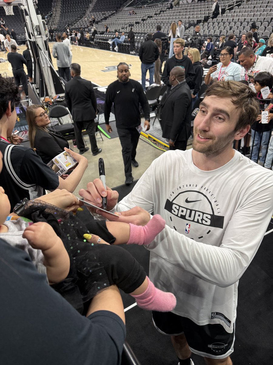 Alzdakiller's tweet image. @spurs are 1-0 when signing my daughter’s lanyard for an autograph!!!@carterdbryant #keldonjohnson #lukekornet #porvida