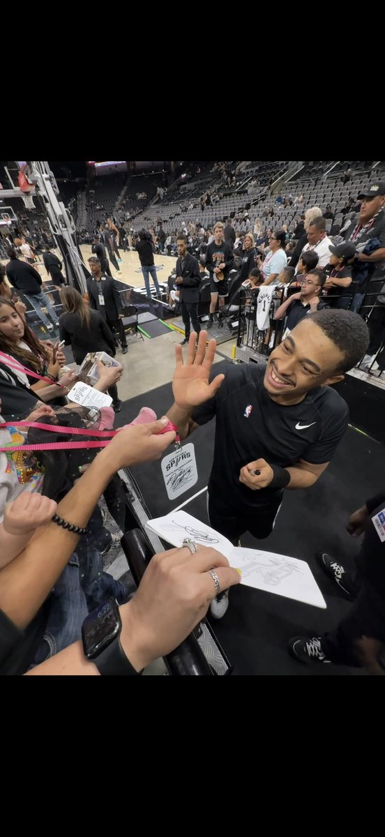 Alzdakiller's tweet image. @spurs are 1-0 when signing my daughter’s lanyard for an autograph!!!@carterdbryant #keldonjohnson #lukekornet #porvida