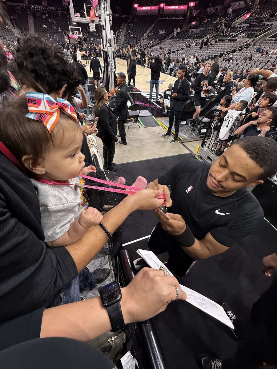 Alzdakiller's tweet image. @spurs are 1-0 when signing my daughter’s lanyard for an autograph!!!@carterdbryant #keldonjohnson #lukekornet #porvida