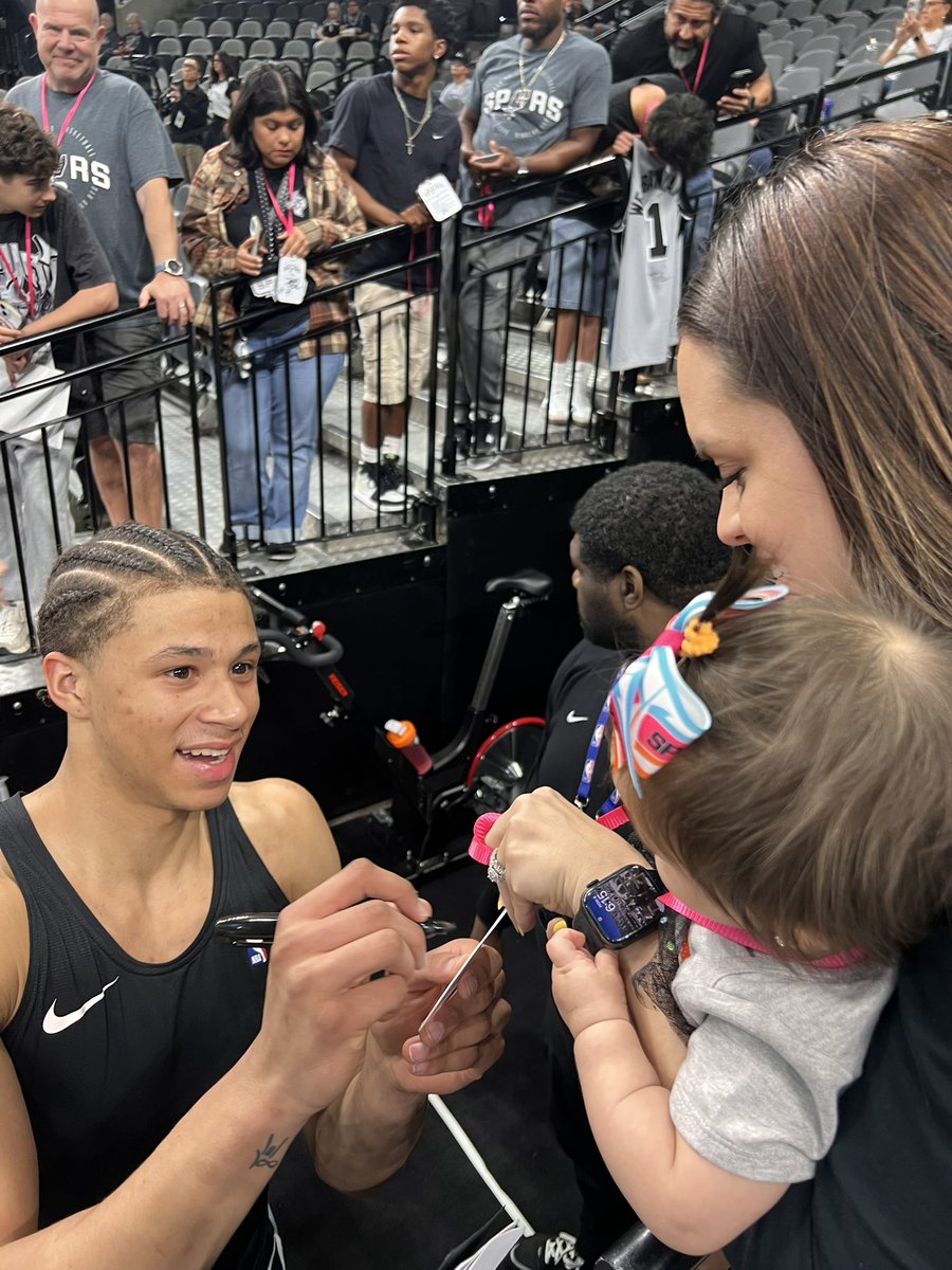 Alzdakiller's tweet image. @spurs are 1-0 when signing my daughter’s lanyard for an autograph!!!@carterdbryant #keldonjohnson #lukekornet #porvida