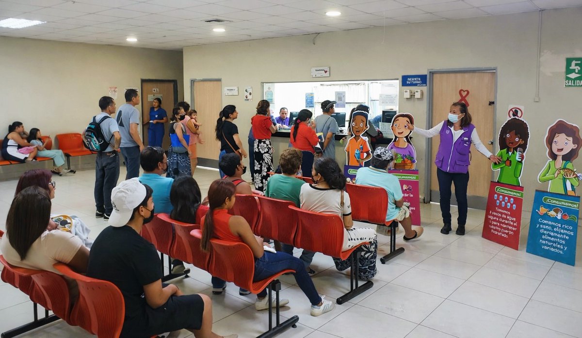 Salud_Guayas's tweet photo. #Guayas | Por el Día Mundial de la Actividad Física 👯‍♀️🏃‍♂️, personal del Centro de Salud #Sauces3 socializa con usuarios sobre la importancia del ejercicio regular y la #AlimentaciónSaludable para la prevención de enfermedades.

#ElNuevoEcuador https://t.co/qS0vw050Ag