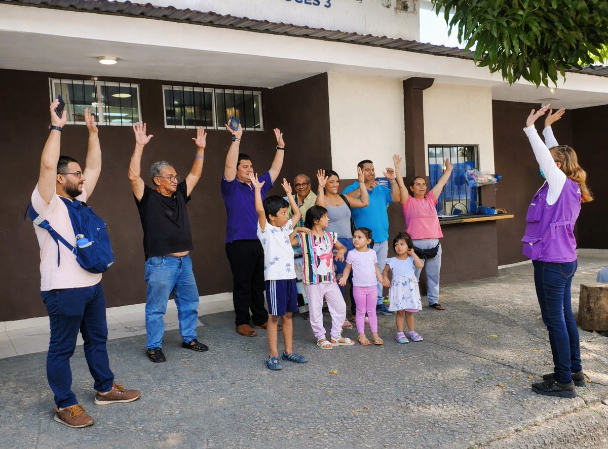 Salud_Guayas's tweet photo. #Guayas | Por el Día Mundial de la Actividad Física 👯‍♀️🏃‍♂️, personal del Centro de Salud #Sauces3 socializa con usuarios sobre la importancia del ejercicio regular y la #AlimentaciónSaludable para la prevención de enfermedades.

#ElNuevoEcuador https://t.co/qS0vw050Ag