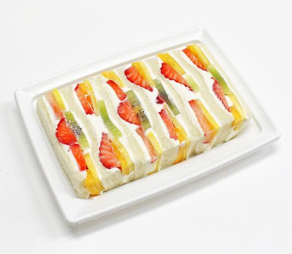 ご近所のおじ様が亡くなりお焼香に行ったという母の声が力なく…悲しい時は美味しいものが効くからと世界堂の後伊勢丹地下へ。千疋屋で母が好きなフルーツサンドを買って届ける（画像は千疋屋さんからお借りしました）95歳だったそうだが亡くなるというのはどんな歳でもやはり悲しい