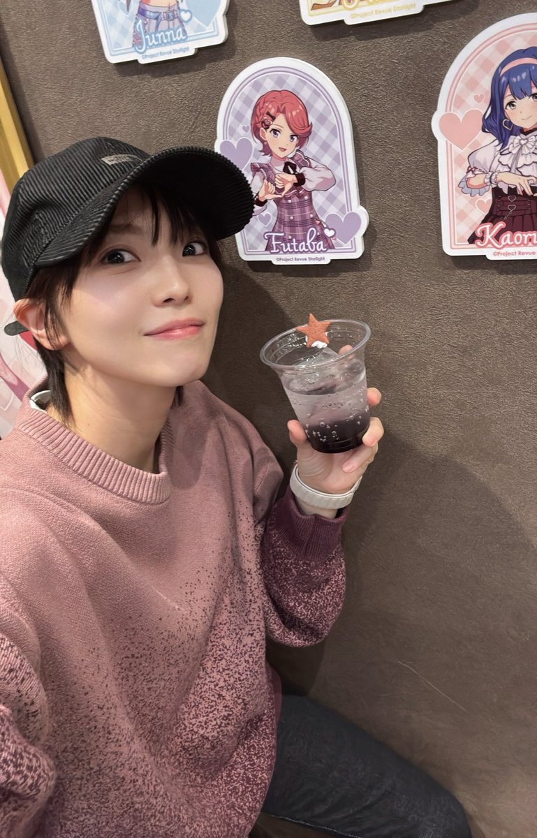 お稽古のあとに、みんなでスタァライトカフェに行ってきました！✨

双葉のキラめきソーダ美味しすぎてソッコー飲み終わった！💜🍈(パープルメロン味)

サインもたくさん書いてきたのでぜひ遊びに行ってね〜🦒✨
10日からは双葉のBDカードももらえるみたいなのでそちらも🌱🎂ﾒﾃﾞﾀｲ

#スタァライト