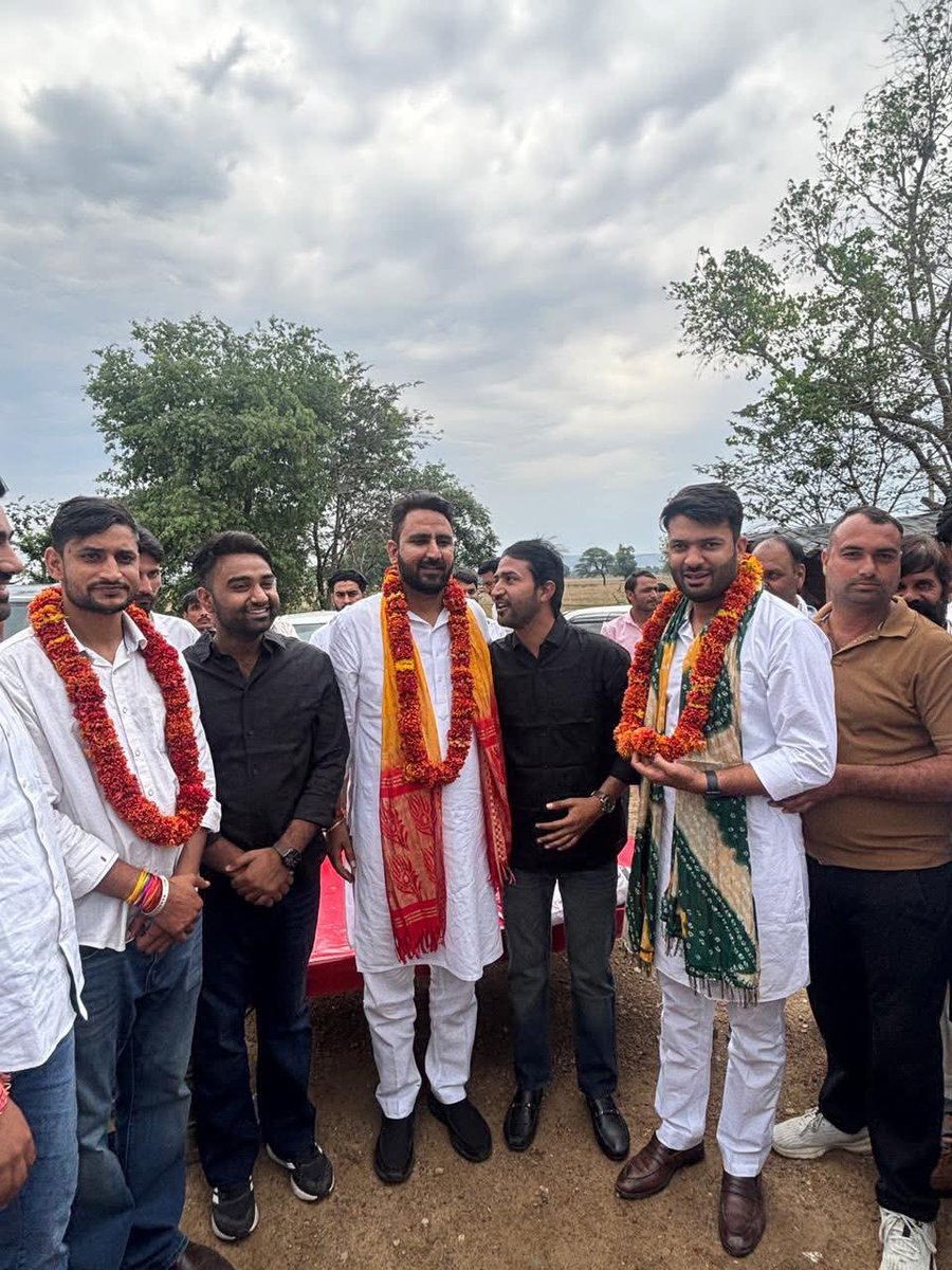 📍कमालपुरा बॉर्डर,भरतपुर 
पर प्रिय छोटे भाई रविन्द्र पटेल जी प्रेम भाई जी और युवा साथियों द्वारा मिले समर्थन और अभिनंदन के लिए आभार 🙏🏿 
युवाओं का यह प्यार और समर्थन देखकर मन प्रफुल्लित हो गया !! <a href="/AnilChopra_/">𝗔𝗡𝗜𝗟 𝗖𝗛𝗢𝗣𝗥𝗔</a> <a href="/ShivprakashGjr/">Shivprakash Gurjar 🇮🇳</a> 
#AnilChopra