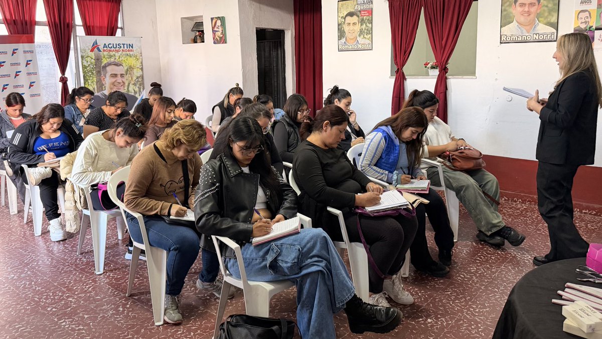 ARomanoNorri's tweet photo. Comenzamos la jornada dando inicio a una nueva edición del “Taller de Manicura” en nuestro Comité Raúl Alfonsín. 

Celebramos el entusiasmo de las vecinas que se suman a esta propuesta, orientada al aprendizaje de oficios que generan oportunidades laborales. https://t.co/cawt05Ms21