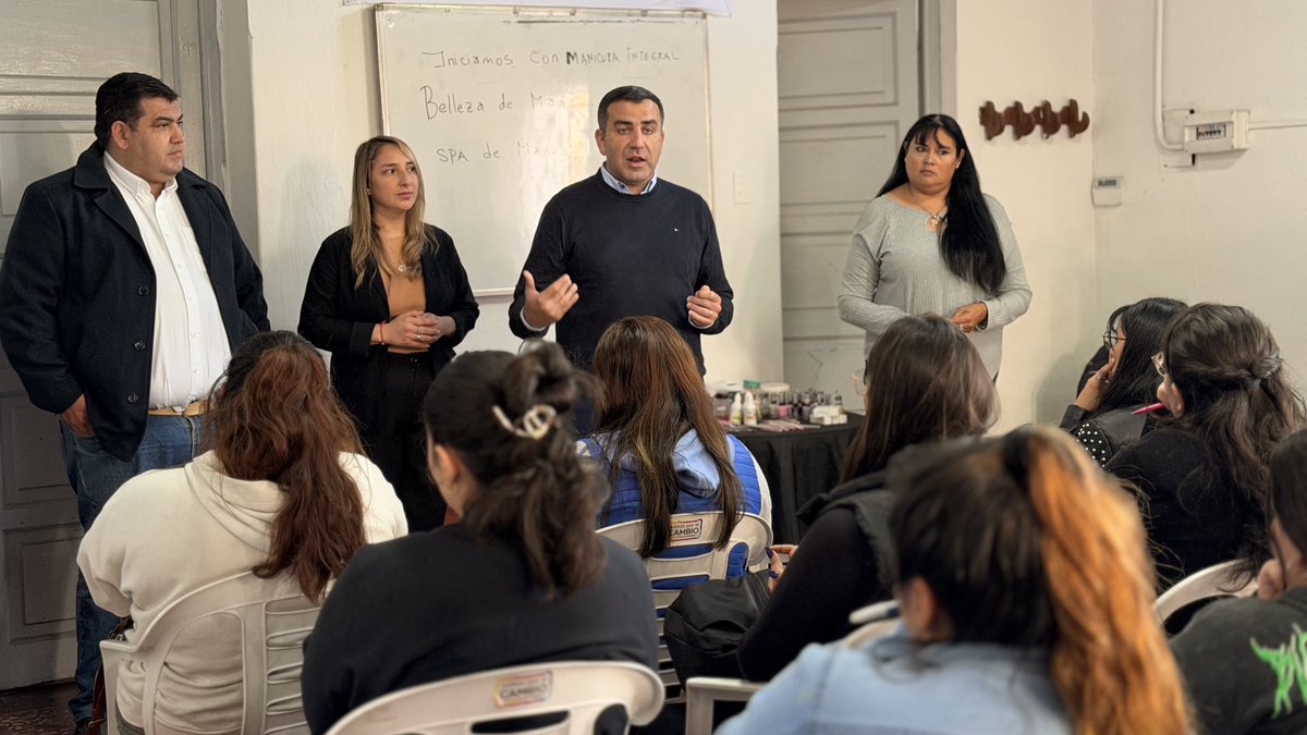 ARomanoNorri's tweet photo. Comenzamos la jornada dando inicio a una nueva edición del “Taller de Manicura” en nuestro Comité Raúl Alfonsín. 

Celebramos el entusiasmo de las vecinas que se suman a esta propuesta, orientada al aprendizaje de oficios que generan oportunidades laborales. https://t.co/cawt05Ms21
