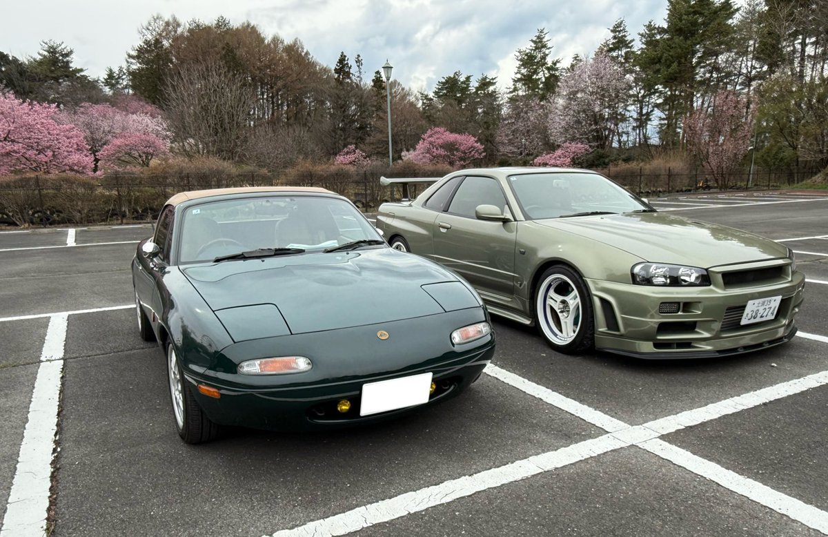 nismo35R34nur's tweet photo. 碓氷のおぎのやで声をかけてくれたカップルさんのロードスターと #星野好造 号
何故か撮影場所は #渋川スカイランドパーク 駐車場🅿️
車のオーナーは彼女さん

秋名山(榛名山)の給水塔がある駐車場🅿️で偶然再会❗️

#dzgarage 10周年感謝祭会場に戻ったら、またまた再会して写真撮影‼️

#イニシャルD https://t.co/MyzZ8gNvzx