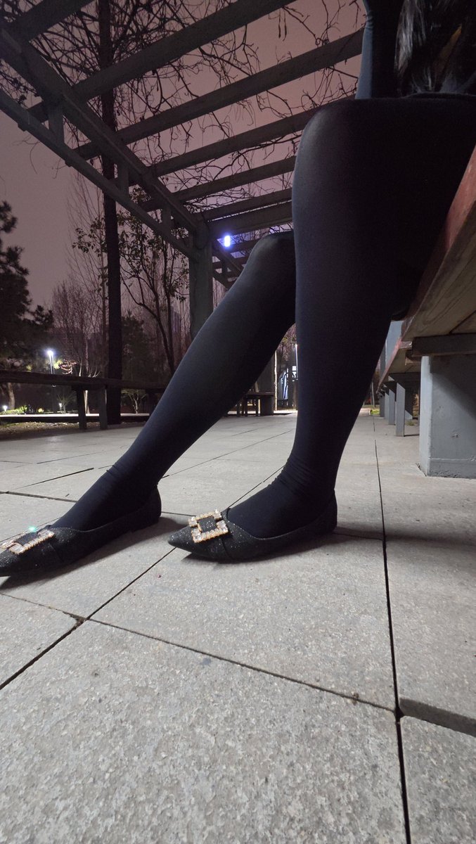 datou0204's tweet photo. #厚黑 #平底鞋 #zentai #腿 #裤袜 https://t.co/alzzL8xmV2
