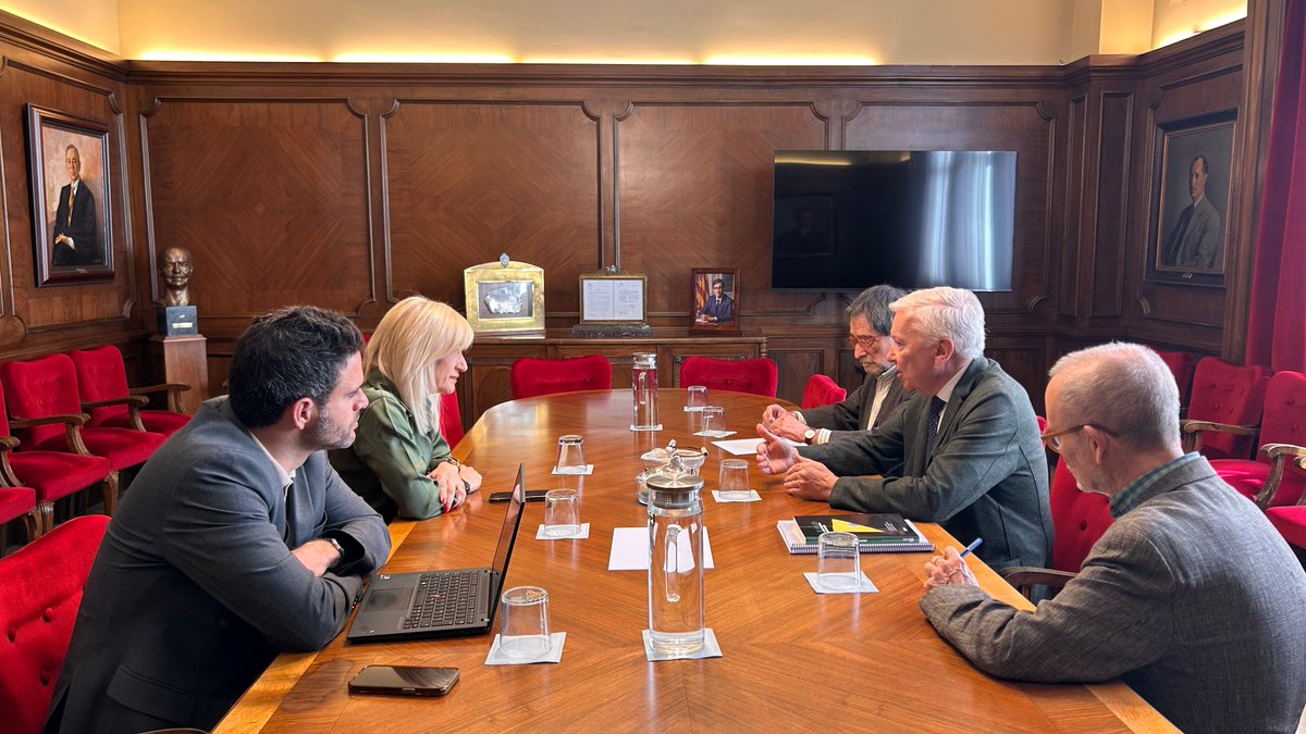 govbarcelona's tweet photo. 🤝 Matí de visites amb l'Associació @fem_Valles, per escoltar, parlar del que estan treballant i entendre cap on es mou el Vallès.

💬 Sobre la taula:
• Futur, creixement i oportunitats a curt termini.

🗣️Gràcies, president Antoni Abad, i a tot l’equip per l’acollida. https://t.co/DxuKANl80T