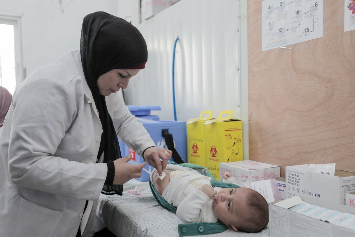 UNICEFpalestine's tweet image. Halfway through Gaza’s catch-up vaccination drive!

146 teams are delivering life-saving vaccines to #children under 3 across 129 sites.

Despite harsh weather, teams led by MoH with support of @UNICEF, @WHO and @UNRWA. reach children via fixed sites &amp;amp; mobile outreach.