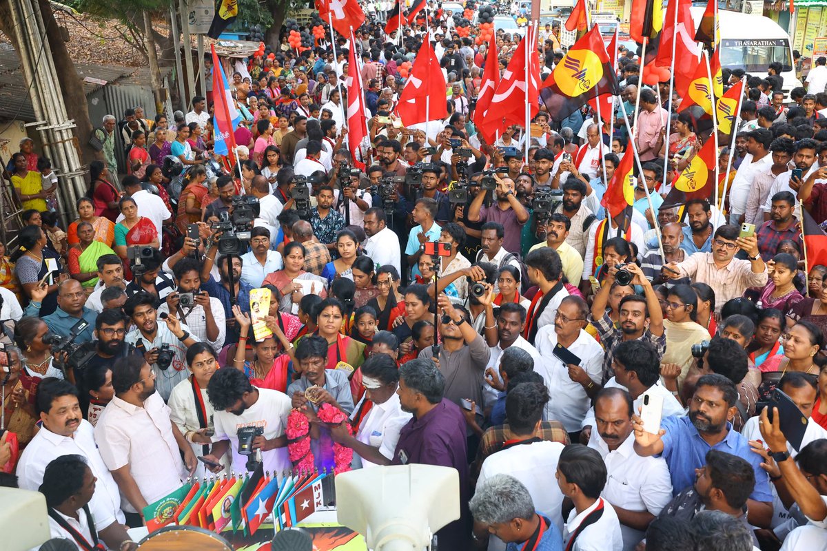 V_Senthilbalaji's tweet photo. ஒரு கோடியே 31 லட்சம் சகோதரிகள் மாதம் தோறும் பெறும் கலைஞர் மகளிர் உரிமைத் தொகையானது 2000 ரூபாயாக உயர்த்தி வழங்கப்படும் என்று வாக்குறுதி வழங்கியுள்ள மாண்புமிகு தமிழ்நாடு முதலமைச்சர் தளபதி @mkstalin அவர்களின் நல்லாசிகளுடன், இன்று, கோவை மாவட்டம், கோவை தெற்கு சட்டமன்ற தொகுதி, காந்திபுரம் பகுதி, சித்தாபுதூர் VKK மேனன் சாலை பகுதியில் உதயசூரியன் சின்னத்திற்கு வாக்கு கேட்டு தேர்தல் பரப்புரை மேற்கொண்ட போது..

வாக்களிப்பீர் உதயசூரியன் 🌄 

#கோவை_தெற்கு
#VoteForDMK
#ஸ்டாலின்_தொடரட்டும்
#தமிழ்நாடு_வெல்லட்டும்