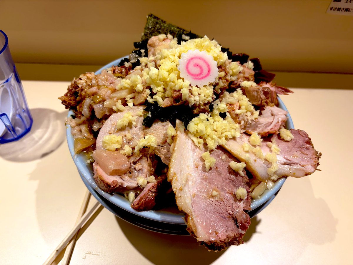 4/7 二丁目ラーメン(橋本)
塩らーめん 400g 肉増し ほぐしぶた
今日は橋本で肉の山に登り豚の海に浸る
マイルドな塩ダレが豚の旨みを加速する
野生味がマシマシで暴力的な美味さ
これにワシモチ二丁目麺が合わないはずがなく、ジューシーな肉も最高の食べ応え⤴︎
モリモリ大満足でご馳走様でした❗️