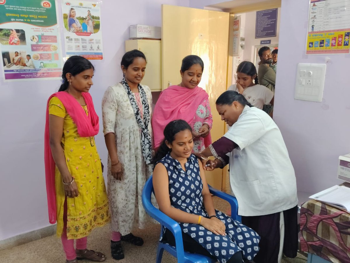 GBA_office's tweet photo. 📢 ಹೆಚ್.ಪಿ.ವಿ (HPV) ಲಸಿಕಾ ಅಭಿಯಾನ – ಜಿಬಿಎ 

👧 2562 ಹೆಣ್ಣು ಮಕ್ಕಳಿಗೆ ಈಗಾಗಲೇ ಲಸಿಕೆ ನೀಡಲಾಗಿದೆ

ಮಹಿಳೆಯರಲ್ಲಿ ಕಂಡುಬರುವ ಪ್ರಮುಖ ಕ್ಯಾನ್ಸರ್‌ಗಳಲ್ಲಿ ಗರ್ಭಕಂಠ ಕ್ಯಾನ್ಸರ್ ಪ್ರಮುಖವಾಗಿದೆ. ಈ ಕಾಯಿಲೆಗೆ ಮುಖ್ಯ ಕಾರಣವಾಗಿರುವ ಹ್ಯೂಮನ್ ಪ್ಯಾಪಿಲೋಮಾ ವೈರಸ್ (HPV) ಸೋಂಕಿನಿಂದ ರಕ್ಷಣೆ ಪಡೆಯಲು HPV ಲಸಿಕೆ ಅತ್ಯಂತ ಪರಿಣಾಮಕಾರಿ.

🌍 ವಿಶ್ವ ಆರೋಗ್ಯ ಸಂಸ್ಥೆ (WHO) 2030ರೊಳಗೆ 14 ವರ್ಷ ವಯಸ್ಸಿನ 90% ಹೆಣ್ಣು ಮಕ್ಕಳಿಗೆ HPV ಲಸಿಕೆ ನೀಡುವ ಗುರಿ ಹೊಂದಿದೆ.

🇮🇳 ಭಾರತ ಸರ್ಕಾರದ ಆರೋಗ್ಯ ಮತ್ತು ಕುಟುಂಬ ಕಲ್ಯಾಣ ಸಚಿವಾಲಯವು ಮಾರ್ಚ್ 26ರಿಂದ 14 ರಿಂದ 15 ವರ್ಷದ ಹೆಣ್ಣು ಮಕ್ಕಳಿಗೆ HPV ಲಸಿಕೆಯನ್ನು ಉಚಿತವಾಗಿ ನೀಡುವ ಕಾರ್ಯಕ್ರಮವನ್ನು ಪ್ರಾರಂಭಿಸಿದೆ.

🏥 ಜಿಬಿಎ ವ್ಯಾಪ್ತಿಯಲ್ಲಿ:

✅365 ವಾರ್ಡುಗಳಲ್ಲಿ ಅಭಿಯಾನ ನಡೆಯುತ್ತಿದೆ.
✅ಸುಮಾರು 1,18,339 ಹೆಣ್ಣು ಮಕ್ಕಳಿಗೆ ಲಸಿಕೆ ನೀಡುವ ಗುರಿ
✅145 ನಗರ ಪ್ರಾಥಮಿಕ ಆರೋಗ್ಯ ಕೇಂದ್ರಗಳಲ್ಲಿ ಲಸಿಕಾಕರಣ ವ್ಯವಸ್ಥೆ
✅ ಈಗಾಗಲೇ 2562 ಹೆಣ್ಣು ಮಕ್ಕಳಿಗೆ ಲಸಿಕೆ ನೀಡಲಾಗಿದ್ದು, ಯಾವುದೇ ಅಡ್ಡ ಪರಿಣಾಮಗಳು ವರದಿಯಾಗಿಲ್ಲ.

👨‍👩‍👧 ಪೋಷಕರು ಯಾವುದೇ ತಪ್ಪು ನಂಬಿಕೆಗಳು ಅಥವಾ ಸಾಮಾಜಿಕ ಜಾಲತಾಣಗಳಲ್ಲಿ ಹರಡುವ ಸುಳ್ಳು ಮಾಹಿತಿಗಳಿಗೆ ಒಳಗಾಗದೆ, 14 ರಿಂದ 15 ವರ್ಷದ ಎಲ್ಲಾ ಹೆಣ್ಣು ಮಕ್ಕಳಿಗೂ HPV ಲಸಿಕೆ ಹಾಕಿಸಲು ಸಮೀಪದ ಆರೋಗ್ಯ ಕೇಂದ್ರಗಳನ್ನು ಸಂಪರ್ಕಿಸುವಂತೆ ವಿನಂತಿ.

📄 ಲಸಿಕಾಕರಣದ ನಂತರ ಇ-ಪ್ರಮಾಣಪತ್ರ ನೀಡಲಾಗುತ್ತದೆ.

🌐 U-WIN ಪೋರ್ಟಲ್‌ನಲ್ಲಿ ನೋಂದಣಿ ಮಾಡಿ:
https://t.co/ODizxY2qWD

💬 “ಭವಿಷ್ಯದಲ್ಲಿ ಹೆಣ್ಣು ಮಕ್ಕಳ ಸದೃಢ ಆರೋಗ್ಯಕ್ಕಾಗಿ – ಹೆಚ್.ಪಿ.ವಿ (HPV) ಲಸಿಕೆ ತಪ್ಪದೇ ಹಾಕಿಸಿ.”

#GreaterBengaluruAuthority #gbachiefcommissioner #hpvawareness #HPV #HPVPrevention #DKShivakumar #healthcare 
@DKShivakumar