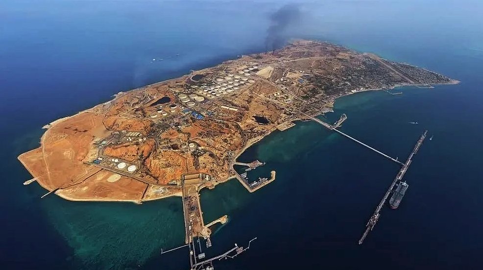 Defensa_Israel's tweet image. La terminal petrolífera en la Isla de Kharg, desde donde Irán exporta el 90% de su petróleo, ha vuelto a ser bombardeada esta mañana en una operación conjunta de #Israel y EEUU.
🇺🇸🇮🇱🔥🇮🇷  |  #Israel #Iran
- Aunque el ataque estaba dirigido a la infraestructura militar, fue