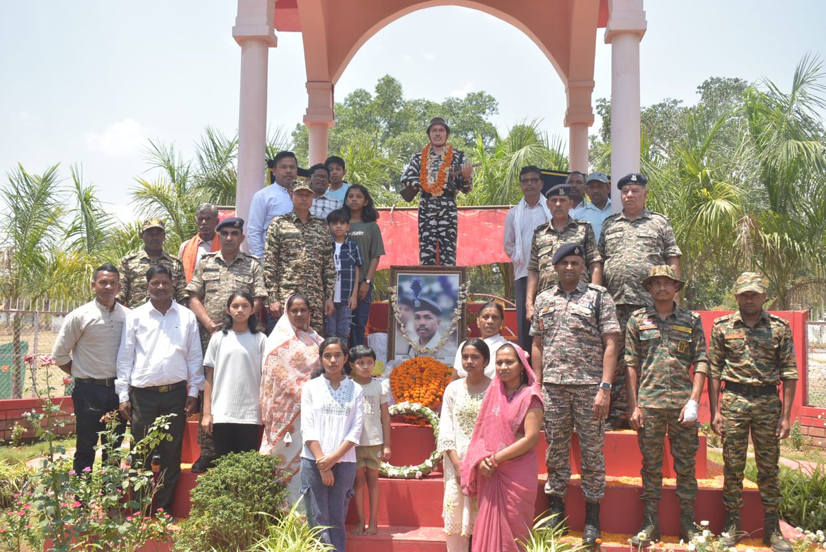 GCRAIPUR's tweet photo. On #ShaheedDiwas, heartfelt tributes were paid to Shaheed HC/GD Shivlal Netam at Pharasgaon, Bastar, Chhattisgarh.
Sh. Praveen More, AC, along with his team, paid homage to the brave son of the nation.
@ministryofhome1
@crpfindia
@CentralZoneCrpf
@cgsectorcrpf https://t.co/33mqbJnfw7