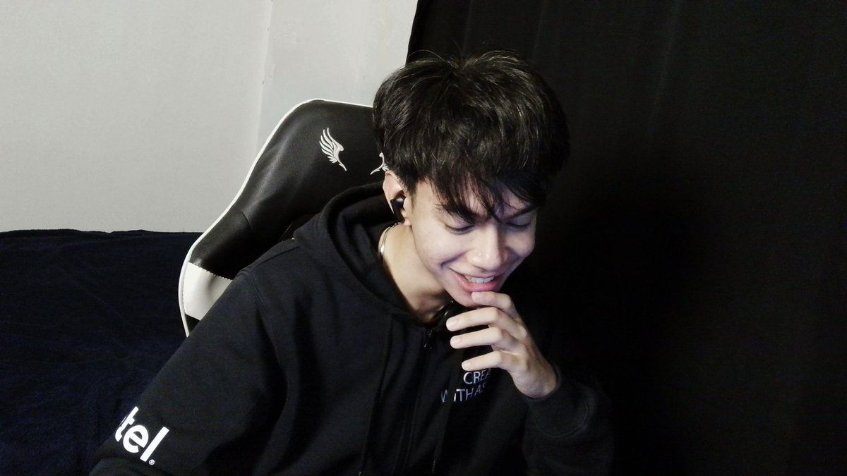 charlester 🦈 tweet media