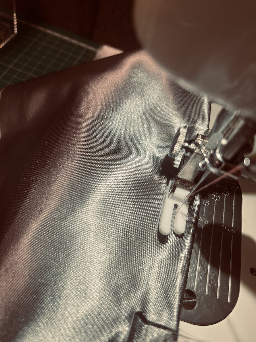 m_m8585's tweet photo. お家に籠って作業したりお酒飲んだり本読んだりetc.
風が強い日は風の音を聞きながら、
より深ーく潜れるから好き https://t.co/qMvAmBvaO8
