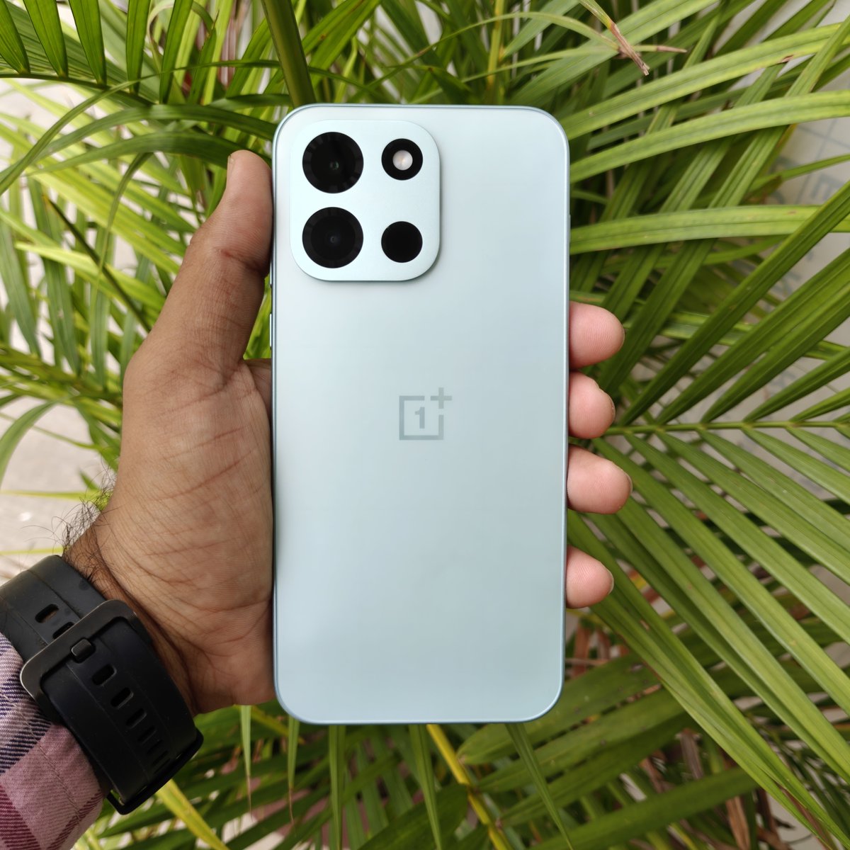 yabhishekhd's tweet image. I have been using the OnePlus Nord 6 for the last 7 days, and here is my overview of the same:

OnePlus Nord 6 Price - ₹38,999 for 12 GB + 256 GB

Design and Build:
The Nord 6 design is clean and subtle, with a squarish camera deco on the rear side, and its design and form
