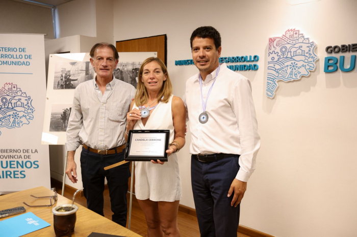 AgenciaComBA's tweet photo. ✏️ Reconocimiento a la atleta bonaerense que ganó la maratón de Islas Malvinas
https://t.co/jt827BmpMg
@Kicillofok @BAProvincia @larroqueandres #IslasArgentinas @cardozocristian #AxelKicillof #AndresLarroque @MinDesarrolloBA #IslasMalvinas #ExCombatientes #ComBA #Berisso https://t.co/ErKpSPnAR0