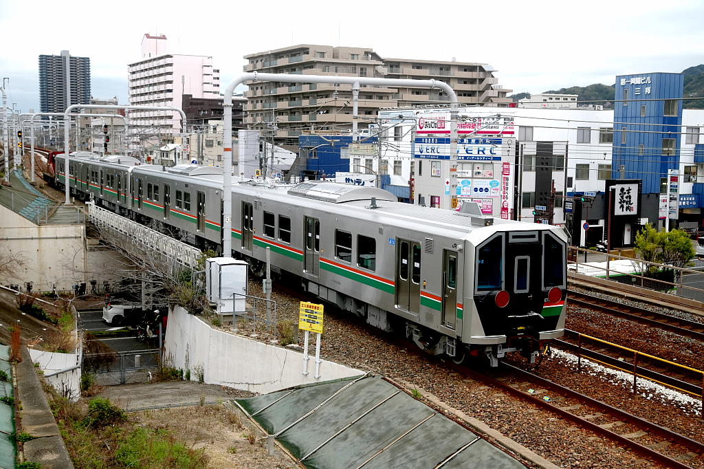 SRBHR1UjHo62555's tweet photo. 今日(4月7日)の一枚×4。
今日はJR東日本奥羽本線(山形線)E723系5000番代の甲種輸送があったので出撃。
空が多く、強風のなかさえない画になってしまった。
#甲種輸送 #E723 https://t.co/EyFIHOnqUC