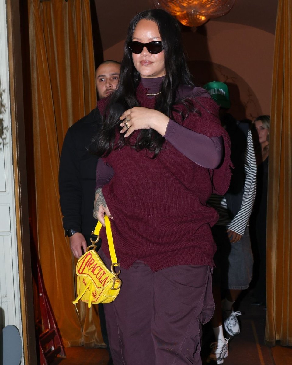 vogueturkiye's tweet image. #Rihanna ve #ASAPRocky hafta sonu için yeniden Paris’e döndü. Çift, Rihanna’nın şehirdeki favori akşam yemeği mekânlarından biri olan Siena’ya giderken görüntülendi. #FentyBeauty’nin kurucusu, baştan aşağı monokrom bordo bir görünüm tercih etti: Margiela 2000-01 Sonbahar/Kış