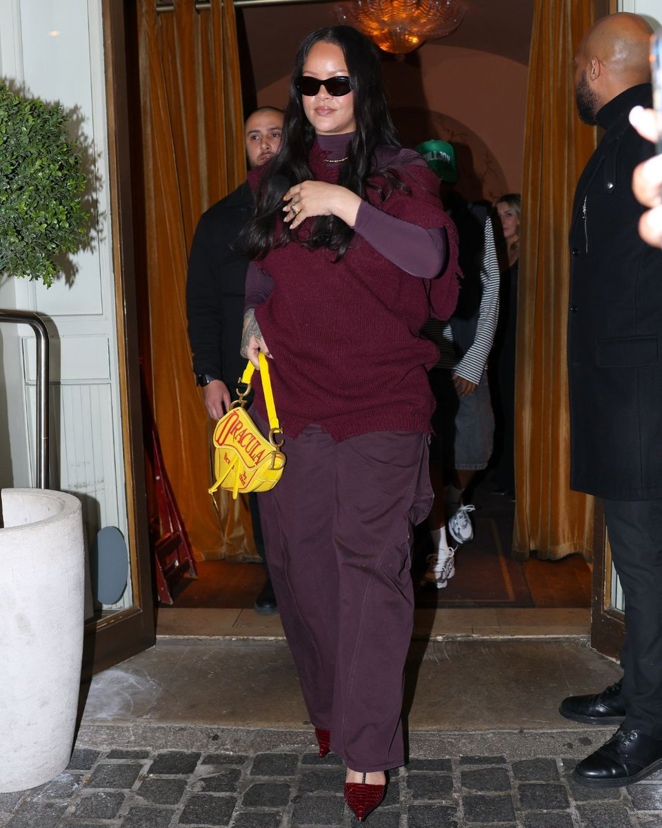 vogueturkiye's tweet image. #Rihanna ve #ASAPRocky hafta sonu için yeniden Paris’e döndü. Çift, Rihanna’nın şehirdeki favori akşam yemeği mekânlarından biri olan Siena’ya giderken görüntülendi. #FentyBeauty’nin kurucusu, baştan aşağı monokrom bordo bir görünüm tercih etti: Margiela 2000-01 Sonbahar/Kış
