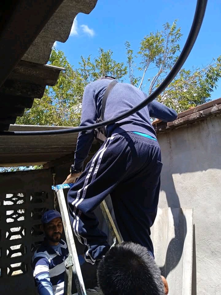 saludcontre's tweet photo. Reparación del techo del almacén de insumos afectado por el Huracán Melissa en el Hogar Materno, del municipio #Contramaestre, #SantiagodeCuba. Con el apoyo de trabajadores del Policlinico Docente America I  y el Dr. Arnaldo, Jefe del puesto de Vigilancia DMS
#CubaVencerá https://t.co/MpujGT5eKy