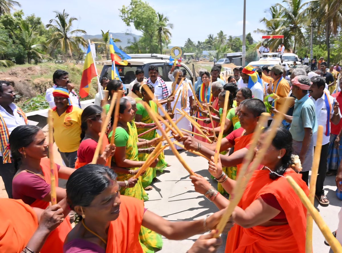 Sowmiyanbumani's tweet photo. தருமபுரி சட்டமன்றத் தொகுதிக்குட்பட்ட, நல்லம்பள்ளி ஒன்றியம், ஆவாரங்காட்டூர், கொமத்தம்பட்டி, பூமரத்தூர், விஜய்நகர் ராம்நகர், சின்னானேரி, கோம்பேரி மிட்டாரெட்டிஅள்ளி, நார்த்தம்பட்டி உள்ளிட்ட பகுதிகளில் பொதுமக்களை சந்தித்து மாம்பழம் சின்னத்திற்கு வாக்கு சேகரித்த போது.!

#DrSowmiyaForDharmapuri #NDA #PMK #தருமபுரிசௌமியாஅன்புமணி  #VoteForMango 🥭