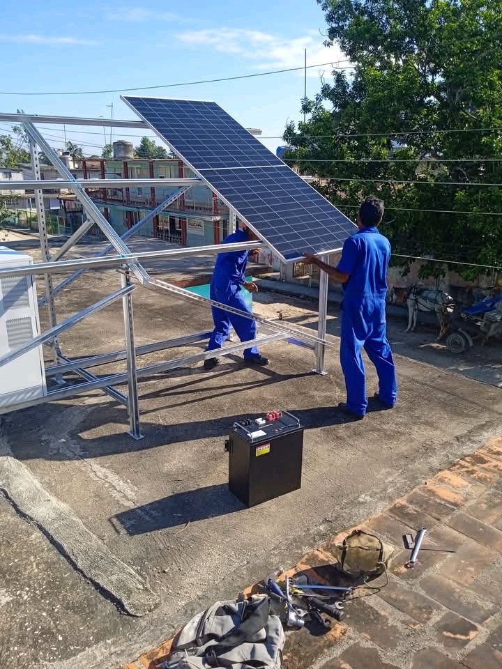 saludcontre's tweet photo. Instalación de paneles fotovoltaicos  en el Hogar Materno Clodomira Acosta Ferrales del municipio #Contramaestre, #SantiagodeCuba como parte de la estrategia diseñada por la Dirección del estado cubano, el gobierno y el PCC para el cambio de la matriz energética.
#CubaVencerá https://t.co/byR4naCZ9G