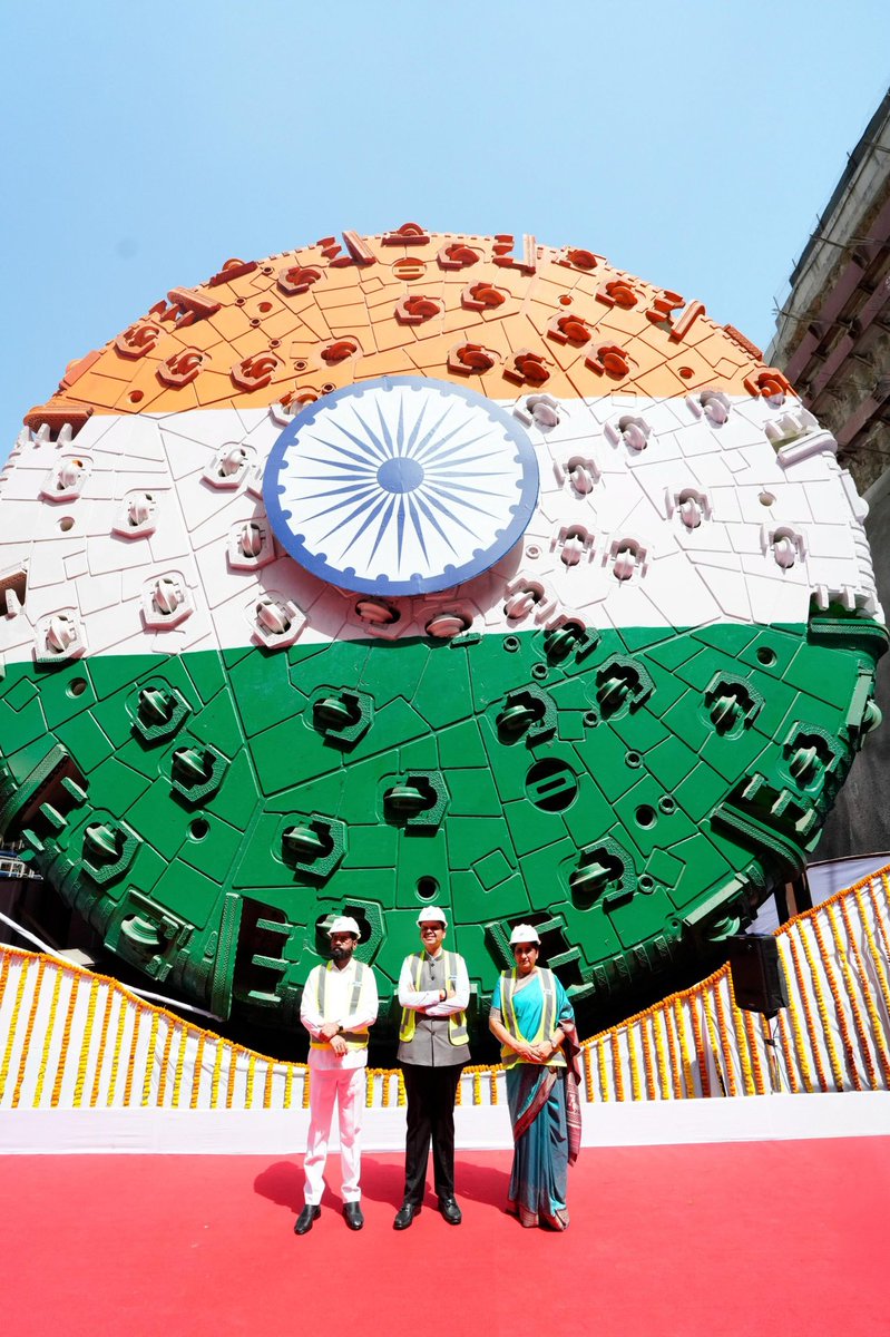 pallavict's tweet photo. There are 4 NAYAKS in this picture 👇👇👇

Devabhau
Sunetra tai 
Shinde Saheb

& India’s LARGEST single shield HARD ROCK tunnel boring machine NAYAK🔥

Nayak is so HUGE 

It has 13.34 meter cutter head- 
the largest in India 🇮🇳 

It’s ecofriendly design ensures MINIMUM damage to surface above 

Nayak will be used to create 11.84 km tunnel (India’s longest & largest urban tunnel) below Sanjay Gandhi National Park to CUT travel time from Borivali to Thane from 60 minutes to just 15 minutes 

Ironically, this HUGE TBM is named after a delicate butterfly 🦋 Nayak found in SGNP 

One more feather 🪶 in hat of #InfraManDevendra ji 👍👍

#MumbaiInMinutes 
#MetroManDevendra