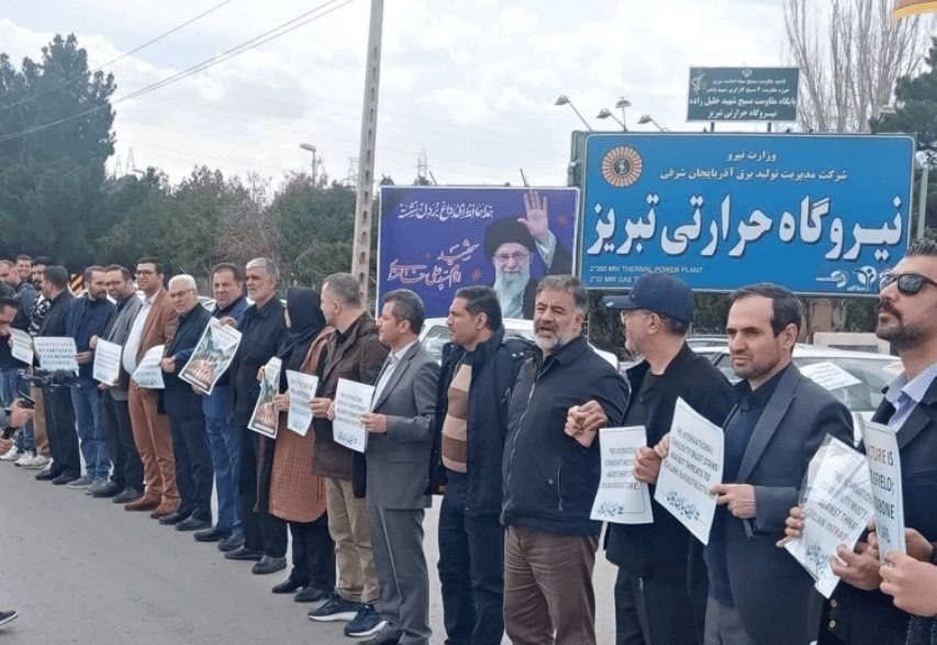 MasoudJamali55's tweet photo. و این‌ها مردم ایران‌اند؛
ایستاده با دست خالی، زیر موشک، کنار نیروگاه‌ها و پل‌ها
برای دفاع از آینده کشور.

این صدای ایران است.

مدعیان جنگ از دور،
اکانت‌های بی‌نام و نشان،
کریمی‌ها، مرادبرقی‌ها، قاضی‌زاده‌ها؛
سکوت کنید،
و پیش از هر حرفی از جنگ،
به صدای مردم گوش بدهید. https://t.co/gsMmPR30N1