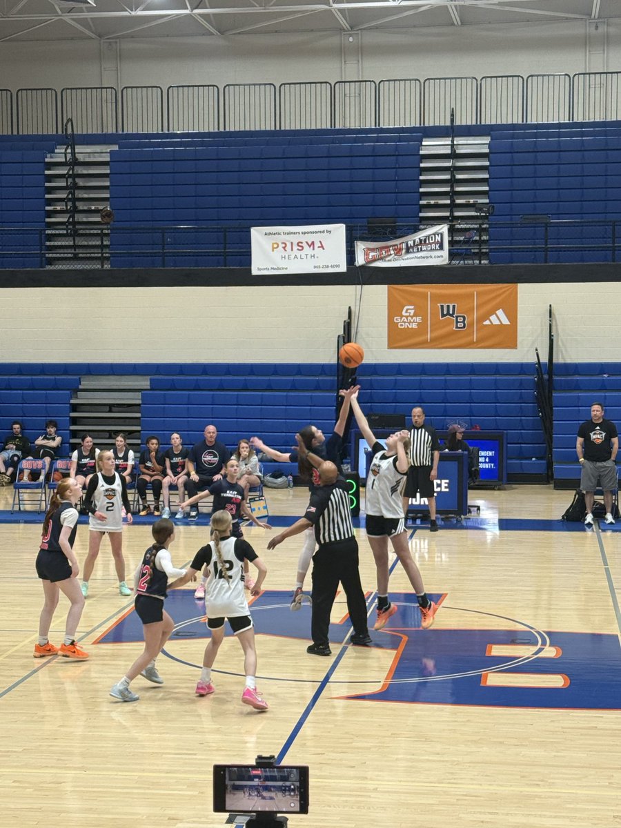harpershort33's tweet photo. Great start to this years travel season!! 🏀 https://t.co/ZQO7NwNE0s