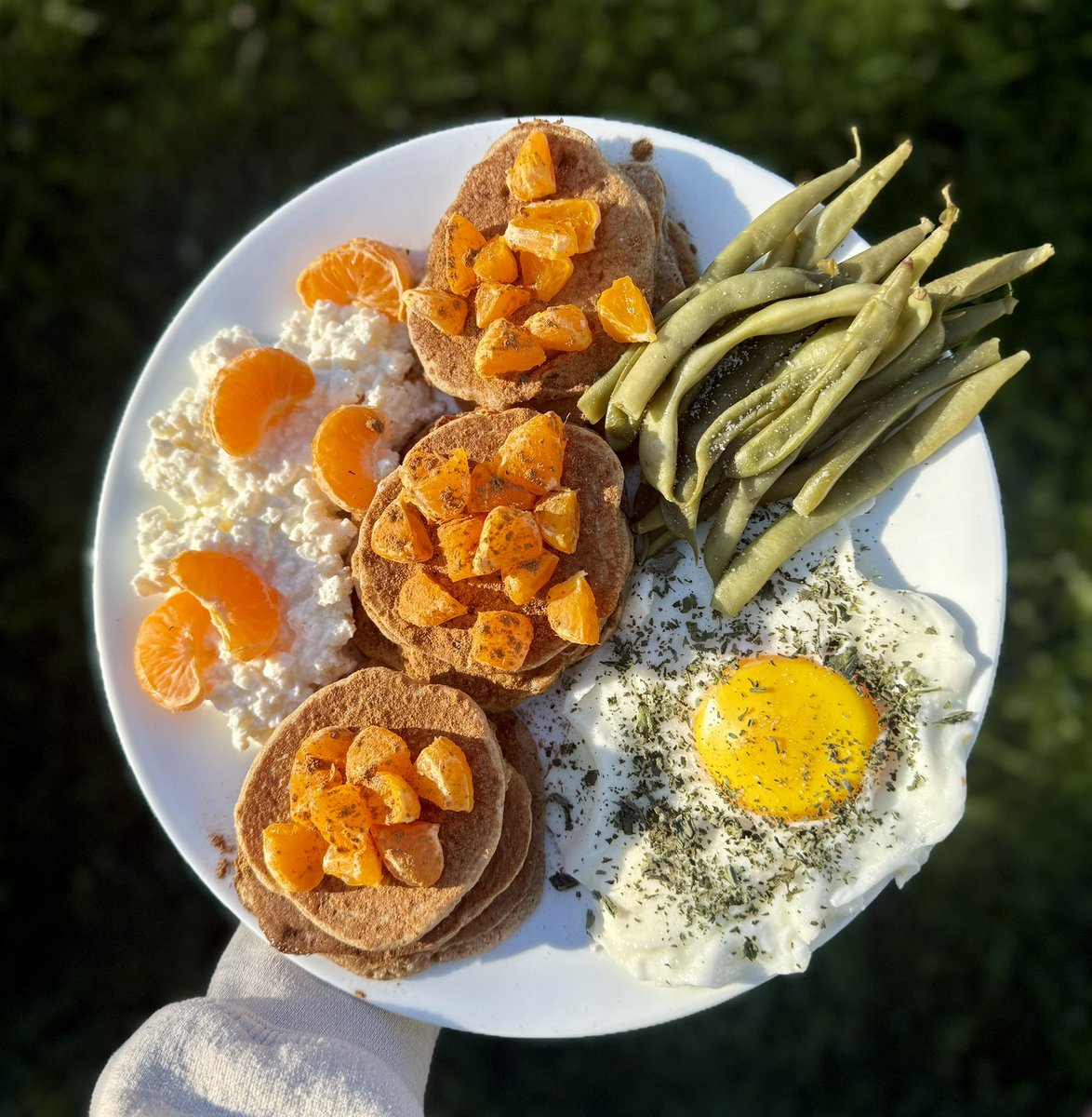 strong_sistas's tweet image. This morning’s breakfast 🥞 🍊 🍳 

- Sourdough pancakes (made with heritage wheat from Nourish Food Club) with a drizzle of maple syrup + a dusting of Cinnamon
- Clementines
- Raw A2 cottage cheese
- Turkey egg + dried basil &amp;amp; salt
- Green beans (only a few bags left from last