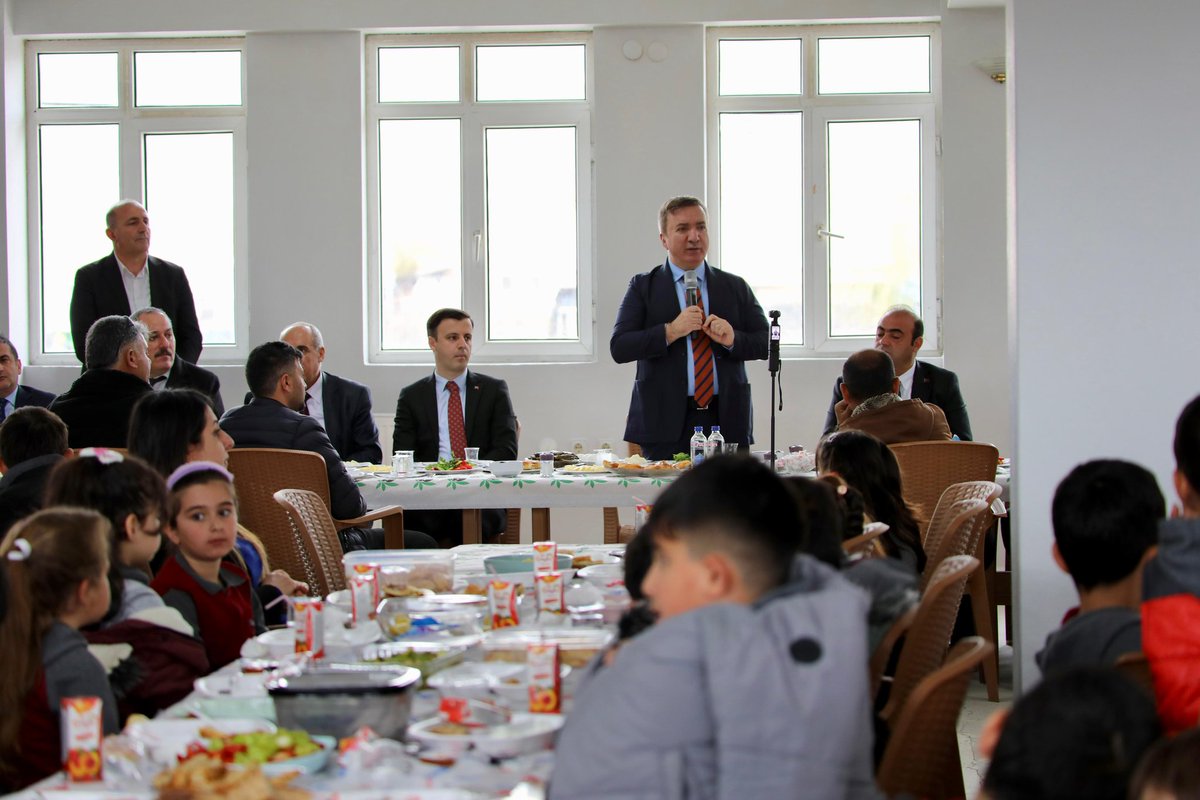 ervalilik's tweet photo. 📍 Altınbaşak / Üzümlü
​
Valimiz Sayın Hamza Aydoğdu; Vali Yardımcımız Sn. Nurullah Kaya, Altınbaşak Belediye Başkanı Sn. Engin Deniz ve birim amirleriyle birlikte Üzümlü ilçemiz Altınbaşak beldesinde öğrencilerimiz, öğretmenlerimiz, mahalle muhtarlarımız, belediye çalışanlarımız ve Altınbaşak beldesinde yaşayan hemşehrilerimizle bir araya geldi. 

Gençlerimizle bir süre hasbihâl eden Sayın Valimiz, akademik başarının yanında "İyi insan" olmanın önemine değinerek "Teşekkür etmeyi ve özür dilemeyi bilmek, nezaket ve iyi insan olmanın ilk adımıdır. Bizim en büyük amacımız, akademik başarının yanı sıra milli ve manevi değerlerini bilen, kültürüne, gelenek ve göreneklerine sahip çıkan, farklılıkları zenginlik olarak gören, hiç kimseyi ötekileştirmeyen bireyler yetiştirmektir." dedi.
​
Konuşmasının devamında gençlerimizi "Değer Erzincan" projesi sayesinde sporun birleştirici gücüyle buluşturduklarını vurgulayan Sayın Valimiz, "Değer Erzincan projemizle gençlerimizi hem ruhen hem bedenen eğitiyoruz. Altınbaşak beldemizde hayata geçireceğimiz Değer Erzincan Spor Kulübümüzün müjdesini buradan paylaşıyoruz. Hedefimiz, Erzincan’da spor yapmayan tek bir gencimizin kalmaması. Erzincan genelinde başlattığımız bu projemizle birlikte, gençlerimizi yarının şampiyonları, vatanına ve milletine hayırlı bireyler olarak yetiştirmeye kararlıyız." dedi.

​Konuşmasının sonunda gençlerimize başarılar dileyen Valimiz Sayın Hamza Aydoğdu, Altınbaşak Belediye Başkanımız Sn. Engin Deniz'e ve belediye çalışanlarına da ev sahipliği için teşekkür etti.