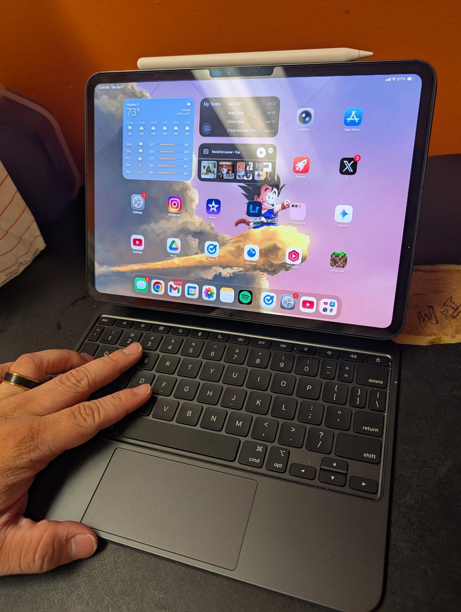EdwinVisuals_'s tweet photo. Yeah tbh the iPad Pro M5 (11inch) might be my favorite tech purchase of all time haha 😂 

Especially since I grabbed me the pencil and the magic keyboard

I feel like a productivity God and editing photos with Lightroom on iPad blows using your phone out of the water https://t.co/PlQvHxhDno