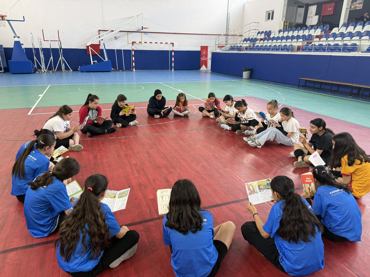 38sami38's tweet photo. 📍Tomarza Gençlik ve Spor ilçe müdürlüğü Voleybolcularımız hem okuyor hem antrenman yapıyor  Sizleride aramızda görmekten çok mutluluk duyarız Sayın Valim @gokmen_cicek_ https://t.co/NiHHMpXWlU