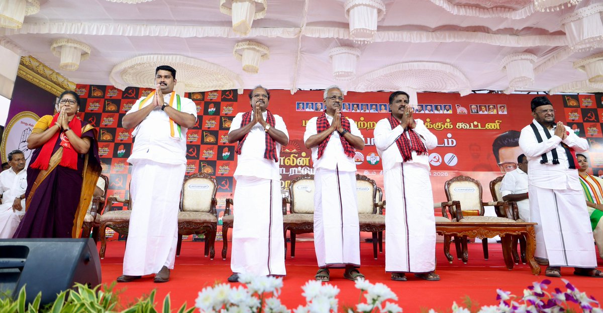 mkstalin's tweet photo. மயிலாடுதுறையிலும், நாகையிலும் வாகை சூடுவது மதச்சார்பற்ற முற்போக்குக் கூட்டணியே!

🔷 தொகுதி மறுவரையறை, மும்மொழிக் கொள்கை வழியாக இந்தித் திணிப்பு, FCRA சட்டத்திருத்தம், உட்கட்டமைப்புத் திட்டங்களில் தமிழ்நாட்டுக்கு ஒன்றிய அரசின் துரோகம் எனப் பேசுவதற்கு எவ்வளவோ 'content' இருந்தாலும், 

அவற்றைப் பற்றி வாயைத் திறந்தால் டெல்லியின் கோபத்துக்கு ஆளாக வேண்டுமே என அஞ்சி, கண்டதையும் பேசி வருகிறா��் பழனிசாமி!

🔷 "தமிழ்நாட்டின் உரிமைகளுக்காகத் துணிச்சலோடு டெல்லியை எதிர்க்கும் இந்த ஸ்டாலின் ஆட்சி வேண்டுமா?"

"உரிமைகள் போனால் போகட்டுமென, கைகட்டி, வாய்பொத்தி டெல்லிக்குப் பல்லக்கு தூக்கும் பழனிசாமி ஆட்சி வேண்டுமா?" என மக்கள��ப் பார்த்துக் கேட்டேன். 

🌄 அவர்கள் சொன்னது:
*பழனிசாமியால் நாங்கள் பட்டதெல்லாம் போதும்! எங்களுக்கு #DravidianModel 2.0-தான் வேண்டும்!* 🌄

#MayiladuthuraiWithDMK #NagaiWithDMK #வெல்வோம்_ஒன்றாக #VoteForDMK