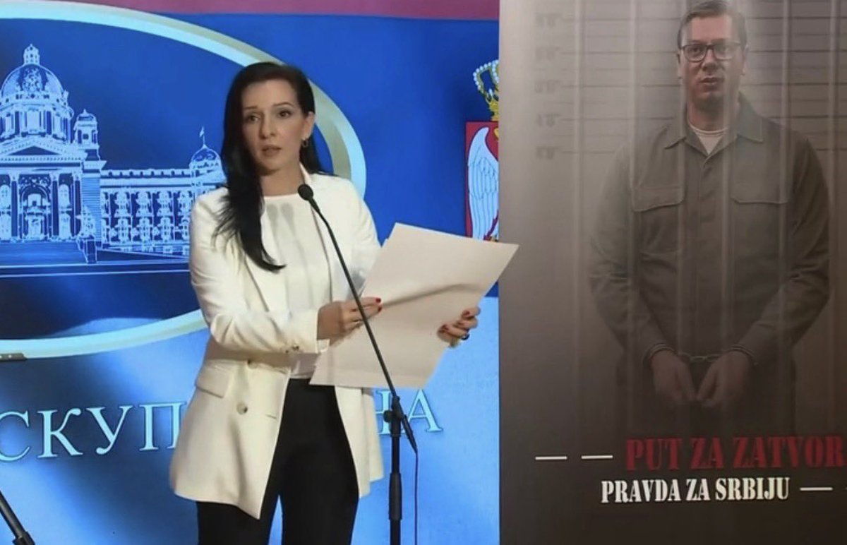 MarinikaTepic's tweet photo. Izjava Aleksandra Vučića o „154 poziva na dijalog“ još je jedan jalov pokušaj stvaranja privida normalnosti, dok istovremeno sprovodi političko, institucionalno i fizičko nasilje nad svojim političkim protivnicima. Njegov poziv na dijalog je cinična uvreda za zdrav razum. Jer, Vučić je glavni pokretač zastrašivanja, targetiranja i pritisaka na sve koji drugačije misle, građana i medija. Svi njegovi kričkovi, bratine informeri, kao mali vučići, samo izvode ono što bi on želeo, a ne sme.

Takav je i pokušaj da se tek danas ogradi od izjave 1389-ministra Bratine. Ograđivanje ne menja suštinu - krivicu za razorni ambijent u kojem su takve izjave moguće, snosi upravo neoradikalski SNS kartel sa Aleksandrom Vučićem na čelu, koji je glavni generator govora mržnje, progona i straha. 
Najave o prihvatanju ODIHR preporuka za izborne uslove čuli smo takođe bezbroj puta, a svaki put su uslovi sve gori i gori. 

Građani Srbije danas ne traže ovakve predstave, već stvarne uslove za slobodne izbore, sigurnost i pravo da bez straha izraze svoj stav.
A kada bi se preporuke ODIHR-a  ne samo usvojile, nego i primenile, obezbedili slobodni mediji i izbori, sedeo bi Vučić da priča do mile volje. Ali ne sa političkim protivnicima, već sa pravosuđem - direktno sa optuženičke klupe.