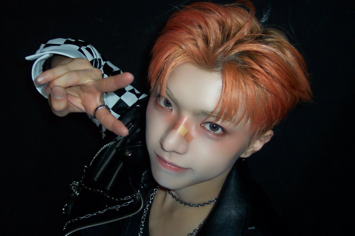 ALL(H)OURS official tweet media