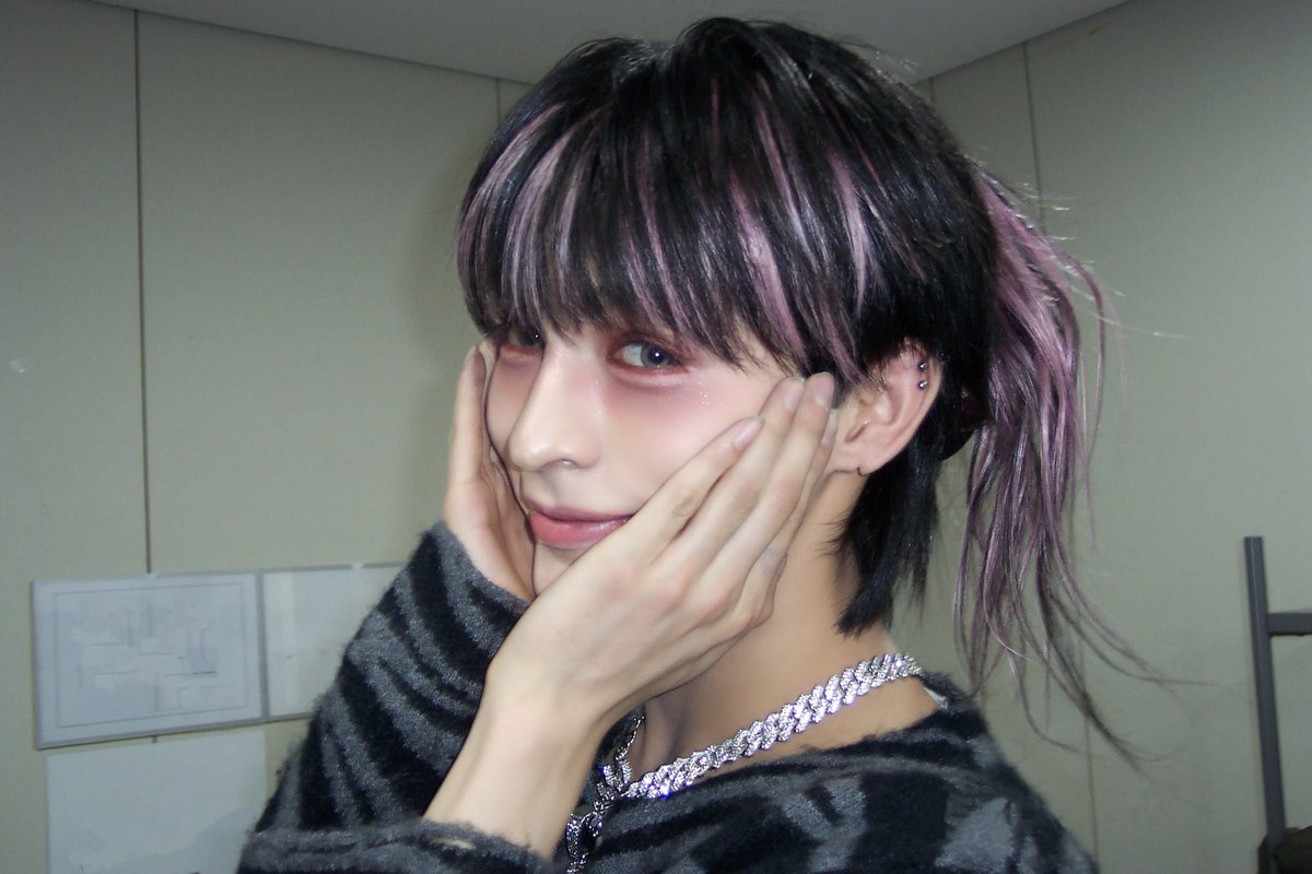 ALL(H)OURS official tweet media