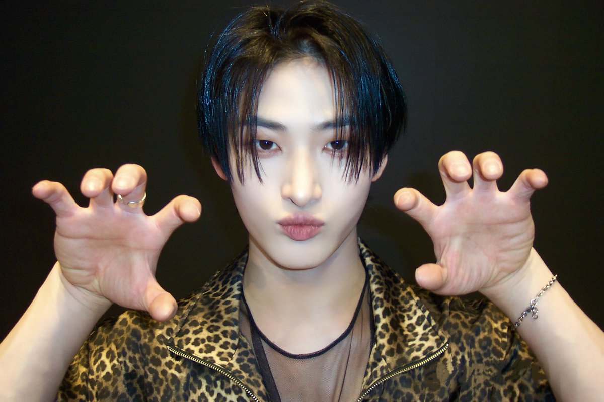 ALL(H)OURS official tweet media