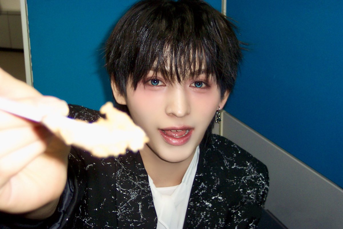 ALL(H)OURS official tweet media