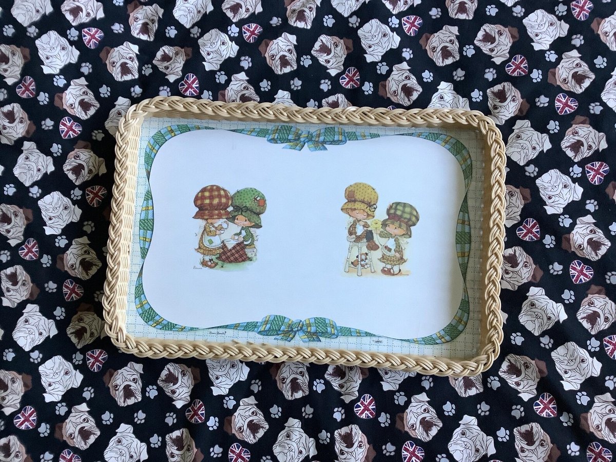 WatsonsVintage's tweet photo. NEW LISTING - RARE Vintage 1970s Bonnie Bonnets by Raphael Tuck Large Melamine Serving Tray with Woven Edges - 70s Kitchen Decor - 70s Jewellery Display https://t.co/97dUr4Jmvh via @Etsy #Vintage #70sTray #ServingTray #BonnieBonnets #70sHomeDecor #RaphaelTuck #70snostalgia #kitsch #retro