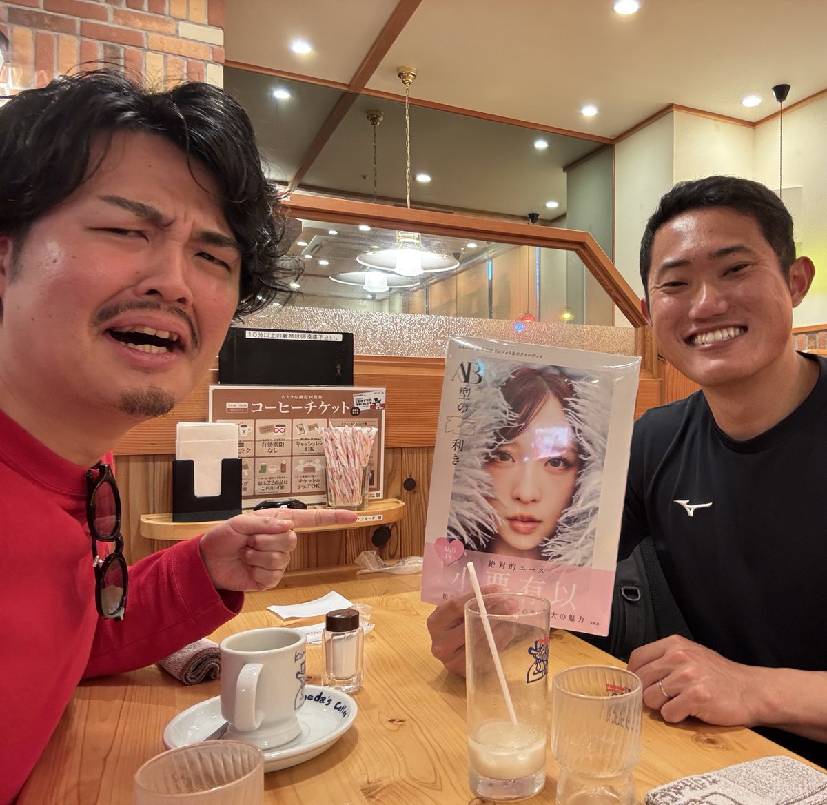 officialsatoryo's tweet photo. パラ五輪日本代表の
若生裕太とモーニングしてきたよ
@wakohyuta 

大学の同級生！

朝から激アツな話してきましたが、、
ロス五輪見に行きたいな、、

とりあえず
緞帳を聞け！と伝えたのと

小栗有以AB型の左利き
渡しときました！！！ https://t.co/3uD6rSGQ0o