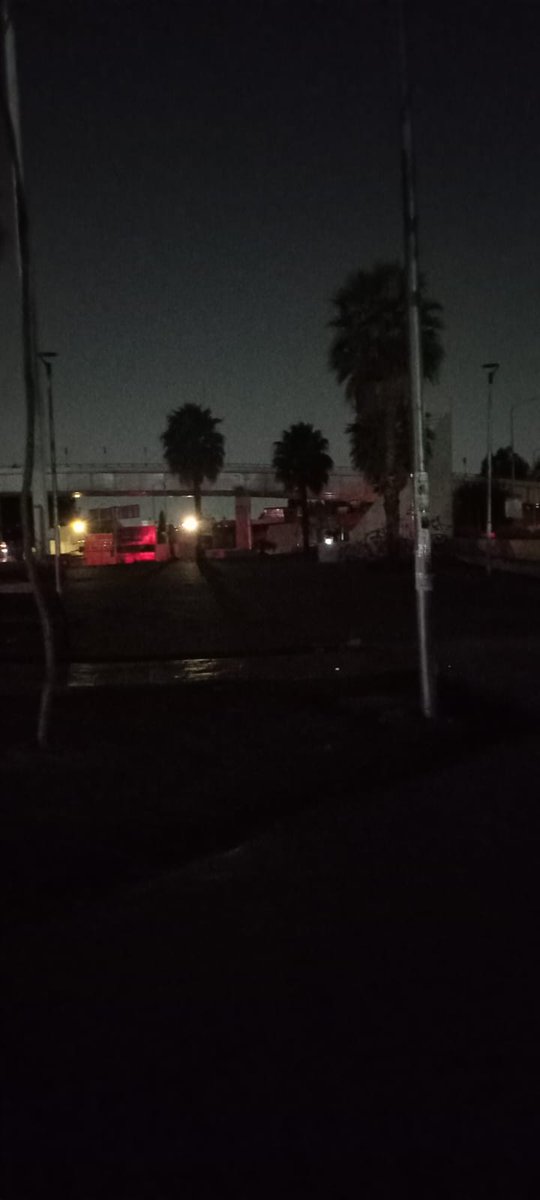 SabasLop's tweet photo. Así el "Distribuidor Vial Ejército de Oriente" 

Más de 2 meses a obscuras totalmente, un punto crítico de asaltos.

@armentapuebla_ 
@pepechedrauimx 
@ClementeGomezM 
@Servicios_Pub 
@InfraGobPue 
@OroNoticiasPue 

Urge su atención, se está volviendo imposible caminar por ahí. https://t.co/wVLdcKKPHA