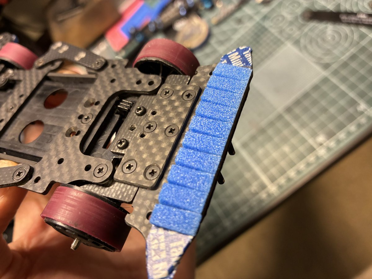 norisan4113's tweet image. タイプ2シャーシオープン‼️
久々の投稿。ミニ四駆出来てない。。。
合間合間でフロントブレーキを製作。
vカッティングガイド様様☺️
#タイプ2