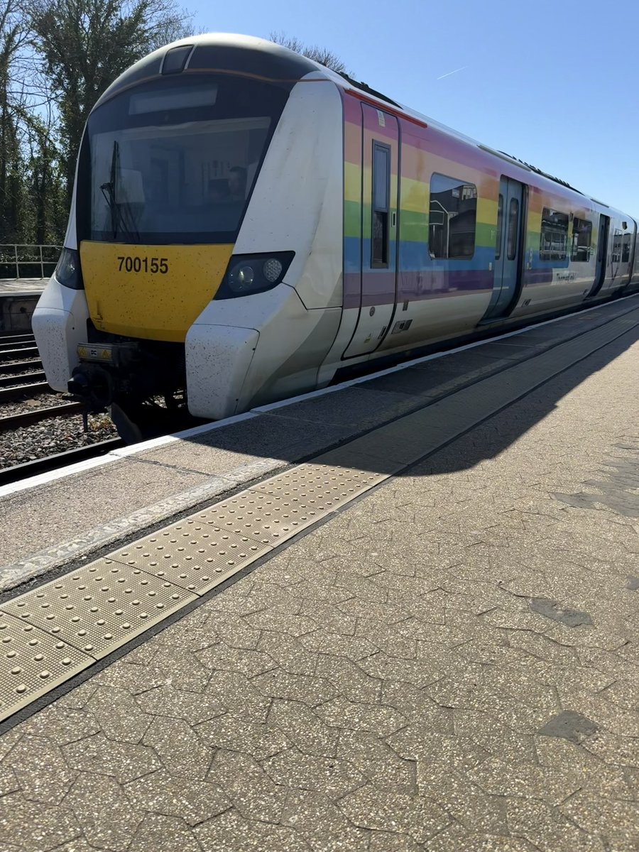 Steven_OnTrains's tweet image. Sun is shining, and the @TLRailUK #trainbow pulls into Redhill with a Bedford service.
